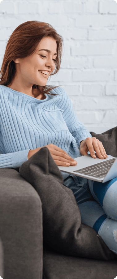 Jeune femme souriante tenant une carte