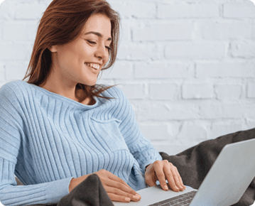 Jeune femme souriante tenant une carte